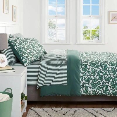 Floral Printed Microfiber Reversible Comforter & Sheets Set Dark Green - Room Essentialsā¢