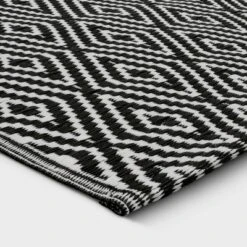 Reversible Diamond Indoor/Outdoor Rug - Room Essentialsā¢